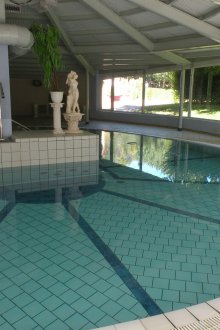 Бяла плочка за басейна