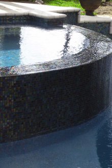 Черна плочка за басейна