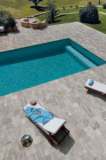 Каменна плочка за басейна