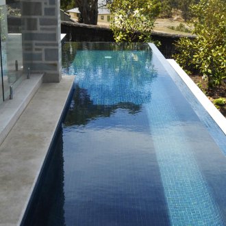 Стъклена плочка за басейна