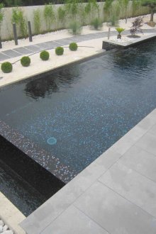 Тъмна плочка за басейна