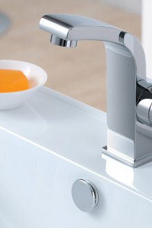 Хром кран на борда на мивката