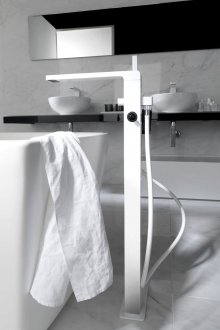 Бял кран за вана