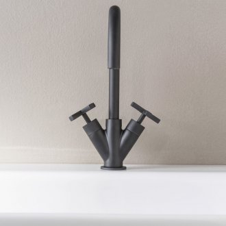 Черен миксер за вана