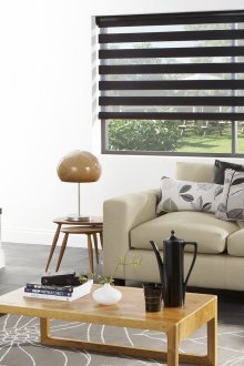 Валяни черни завеси ден през нощта във всекидневната