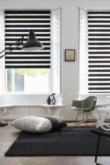 Валцувани черни завеси за ден и нощ в дневна в скандинавски стил