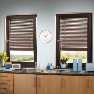 Кафяви щори в кухнята