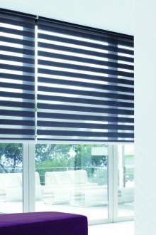 Валцувани сини завеси ден-нощ във всекидневната