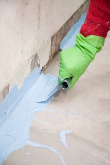 Kalis air di bawah jubin