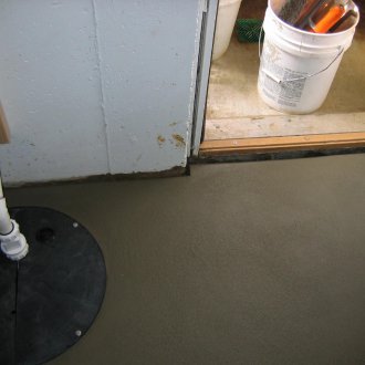 Kalis air bilik mandi di bawah jubin