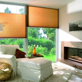 Кафяви ролетни щори в хола