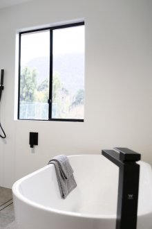 Pemerah matte hitam dengan muncung panjang