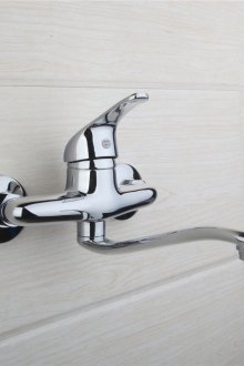 Pengadun dinding dipasang dengan muncung panjang