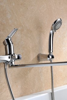 Pengadun tuas tunggal dengan muncung panjang