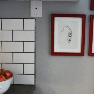 Meletakkan jubin putih di drywall