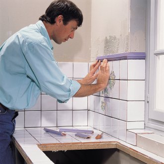 Meletakkan jubin pada apron di drywall