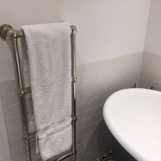 Meletakkan jubin di bawah bata eternit