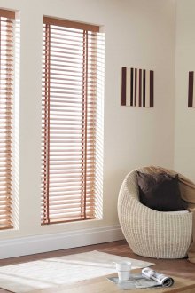 Тесни дървени щори в хола с декоративна камина