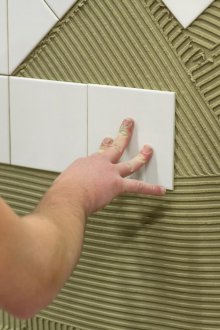 Meletakkan jubin di drywall