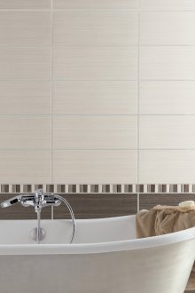 Meletakkan jubin di drywall di bilik mandi