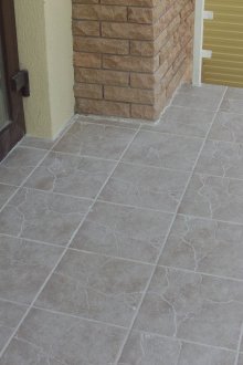 Монтиране на плочки на балкона