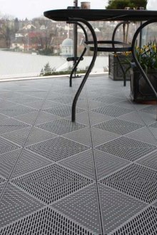 Сива плочка на балкона