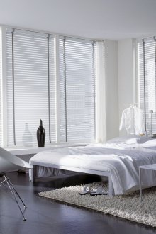 Бели щори в черно-бяла спалня