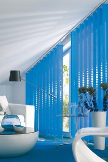 Вертикални сини щори с отвори