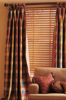 Крема щори и карирани завеси в хола