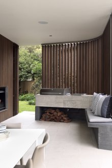 Вертикални кафяви щори в открита беседка