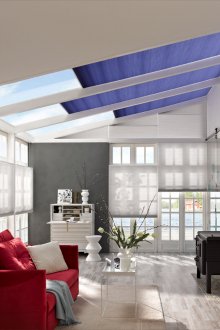 Щорите на прозорците в прозорците на покрива и капандурите позволяват пълен контрол върху нивото на светлината