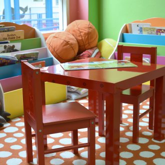 Червен работен плот за ученик