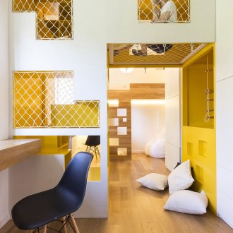 Маса до прозореца в детската стая