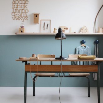 Работно място за ученик в къща в ретро стил