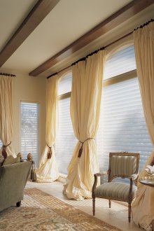 Прозрачни щори и кремави завеси в хола