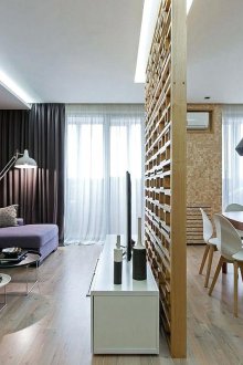 Pemisahan hiasan antara dapur dan ruang tamu