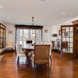 Zonasi dapur dan ruang tamu dengan pintu