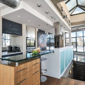 Dapur lengkap di antara ruang makan dan ruang tamu