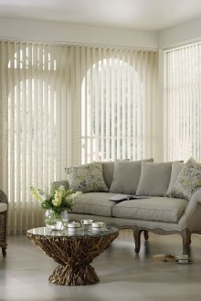 Вертикални бежови щори в хола
