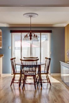 Pengezonan ruang tamu dan dapur dengan lajur putih