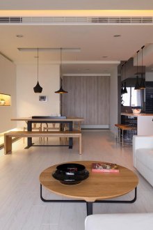 Pengezonan ruang tamu dan dapur di gaya loteng