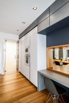 Tingkap antara ruang tamu dan dapur