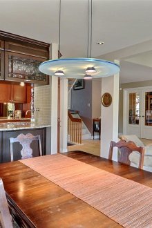 Lantai di zon dapur dan ruang tamu