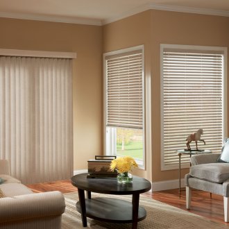 Бежови хоризонтални и вертикални щори