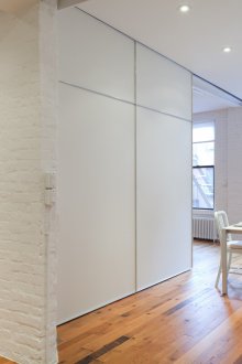 Papan laci antara ruang tamu dan dapur