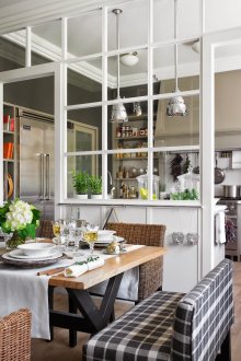 Pemisahan kaca antara ruang tamu dan dapur