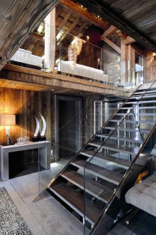 Стълбище със стъклен парапет в хижата