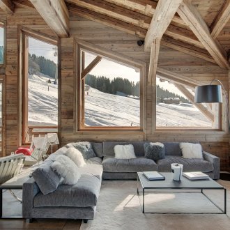 Ъглов диван във вътрешността на хижата