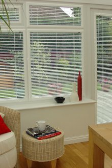 Бели щори в трапезарията