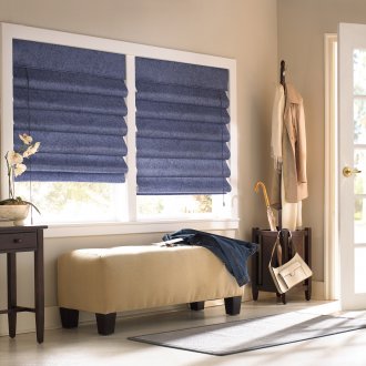 Сини римски завеси във входната зала